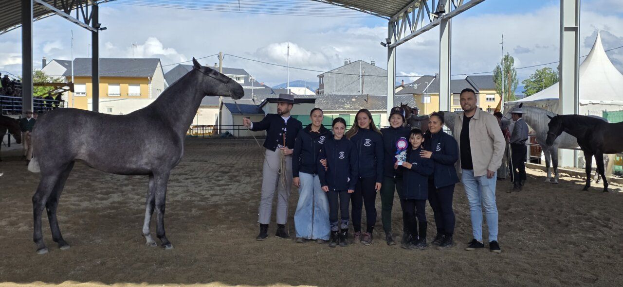 Grupo de personas con un caballo en un evento de premios de equitación