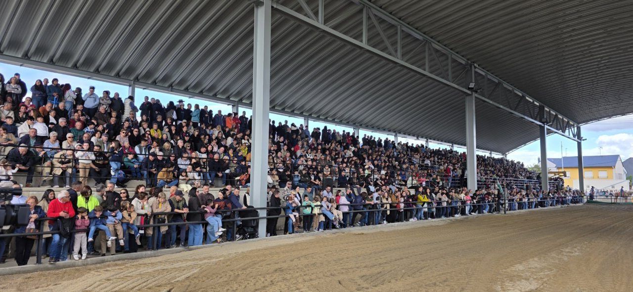 Multitud de personas en un evento bajo un techo