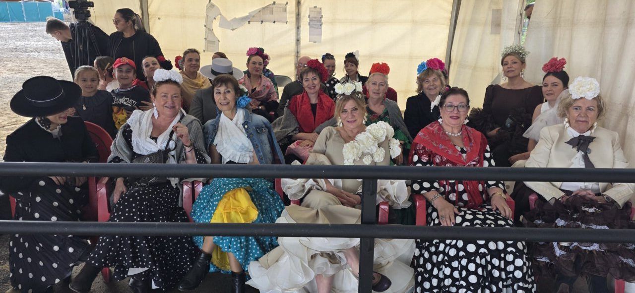 Grupo de mujeres vestidas con trajes tradicionales en un evento