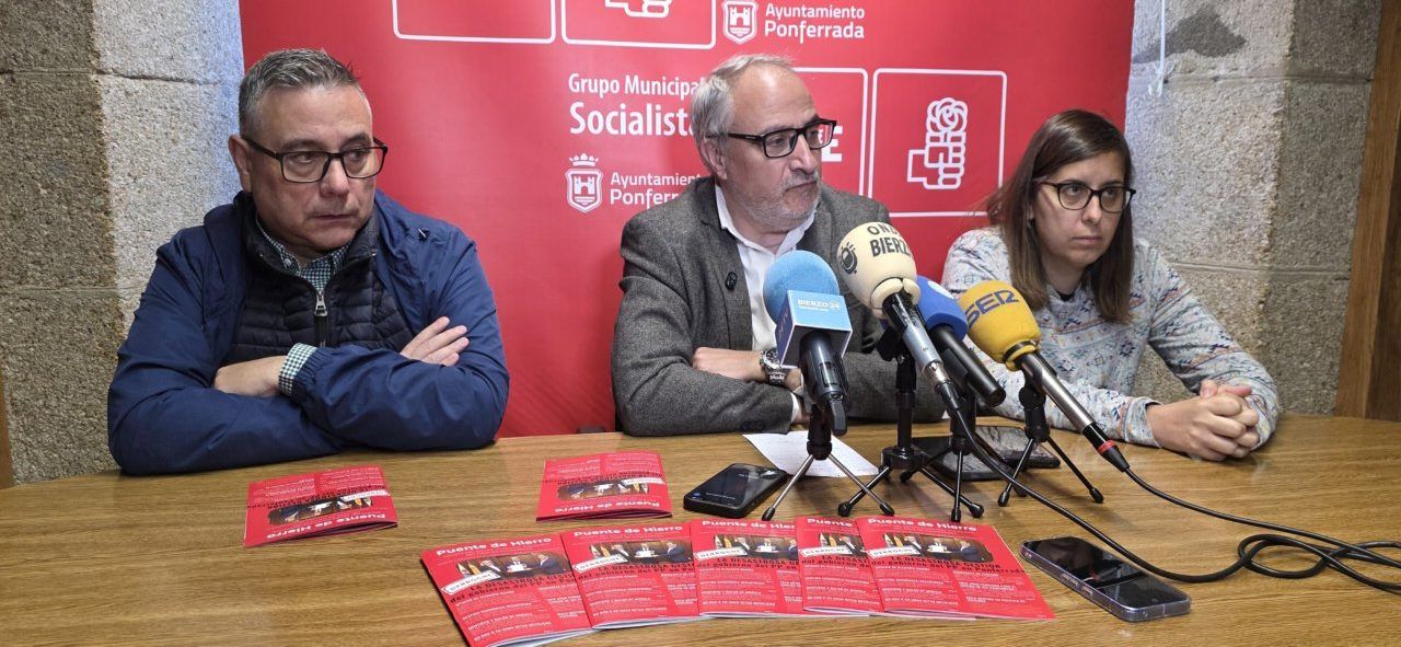 Tres personas en una mesa durante la presentación de la revista Puente de Hierro