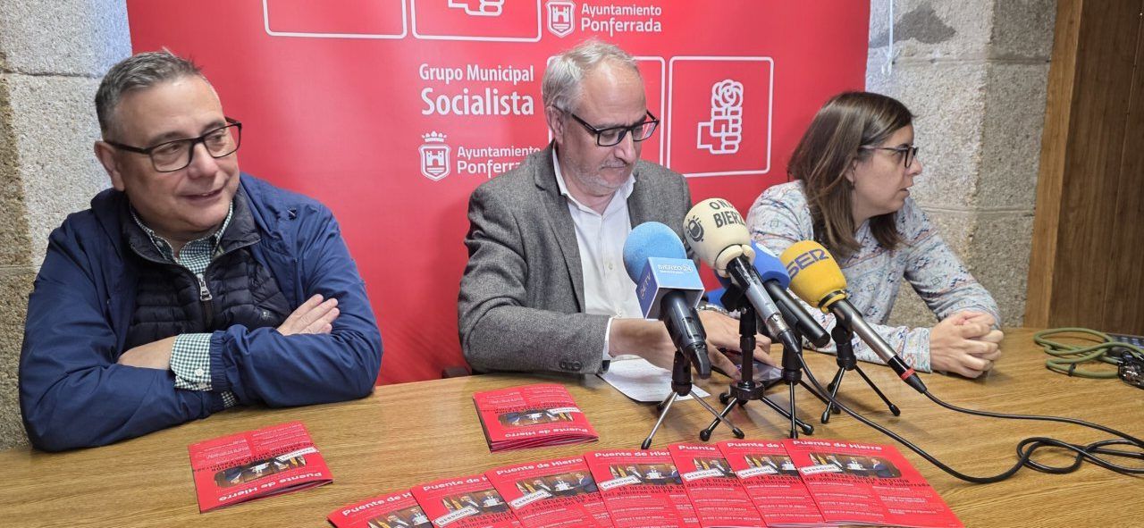 Presentación de la revista Puente de Hierro con tres personas en una mesa