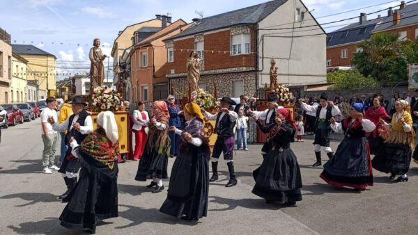 Procesión en Cuatrovientos con personas bailando y llevando estatuas