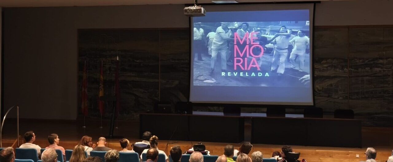 Proyección del documental Memoria Revelada en un auditorio con público