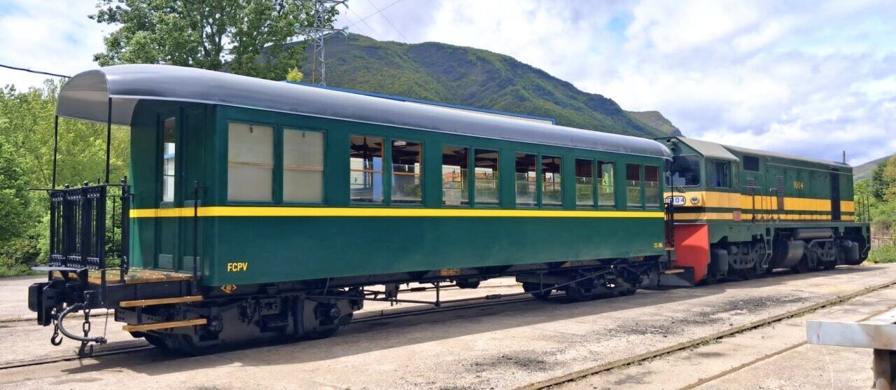 Locomotora y coche de pasajeros del proyecto Ponfeblino en restauración.
