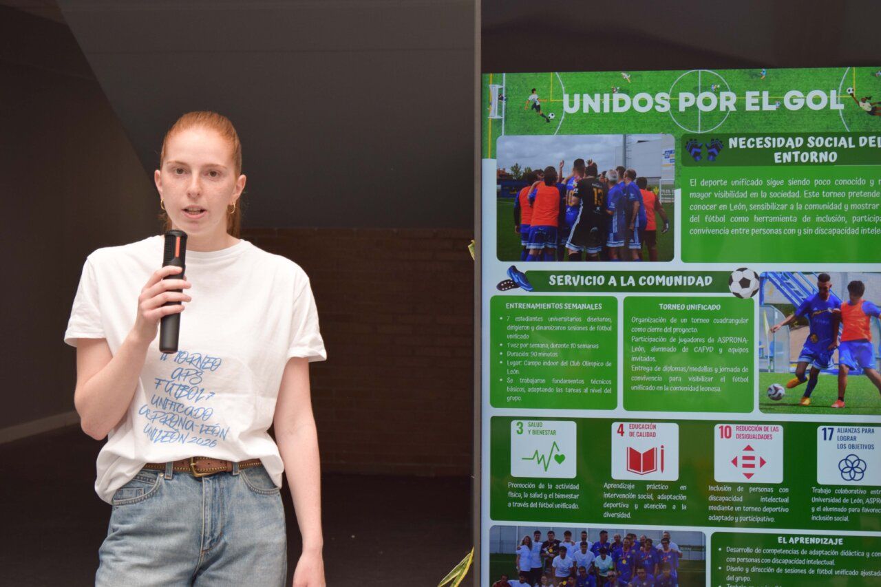 Estudiante presentando un proyecto de inclusión social en deporte