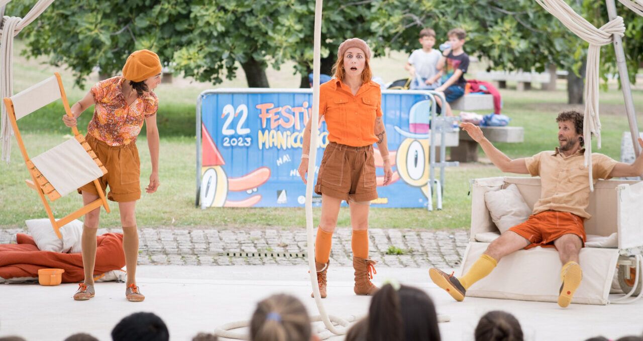 Actuación de teatro en un festival cultural al aire libre