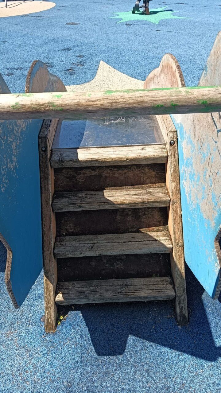 Escalera de un parque infantil deteriorada en Flores del Sil