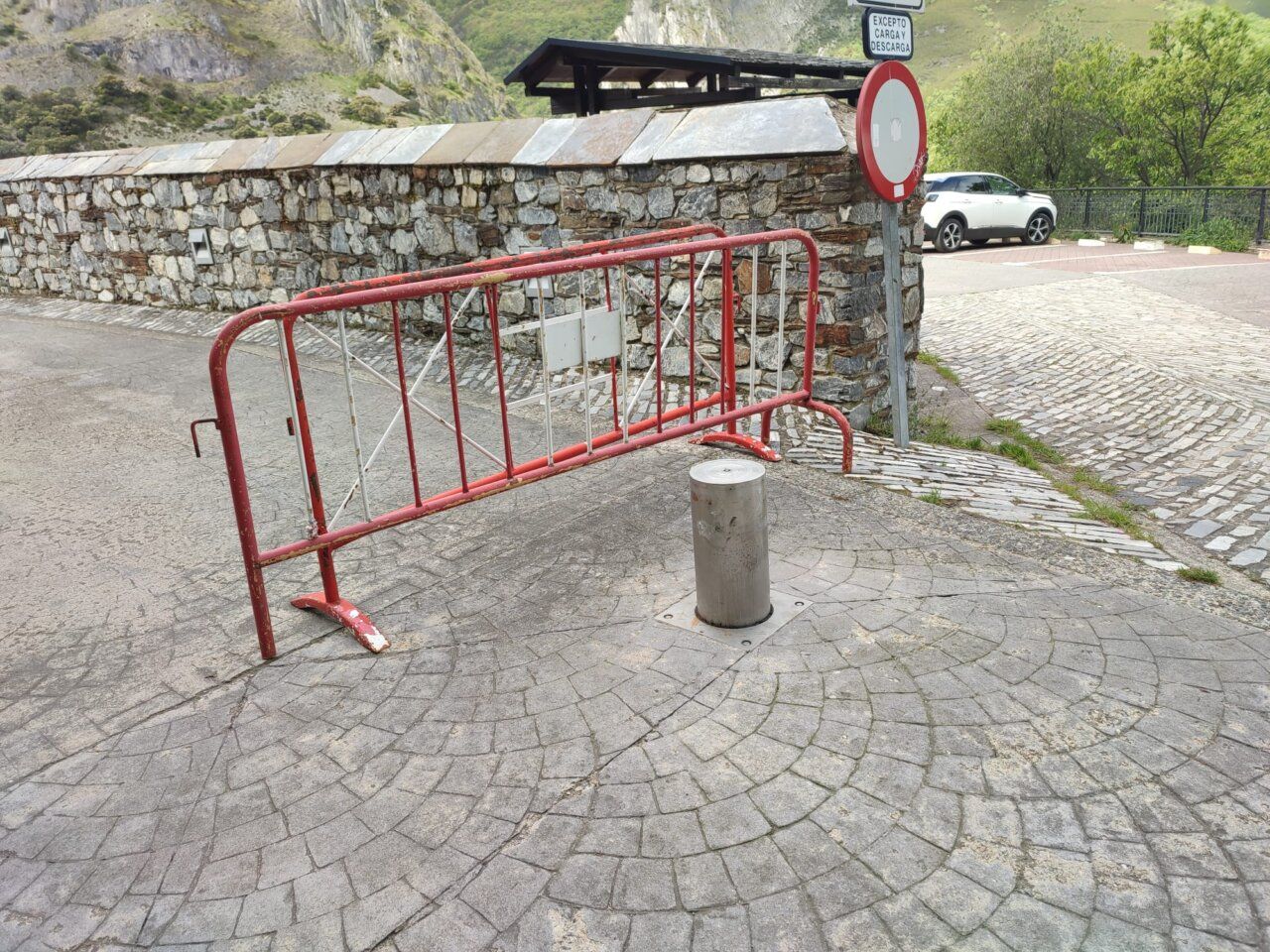 Barricada de seguridad en Peñalba de Santiago con paisaje montañoso al fondo