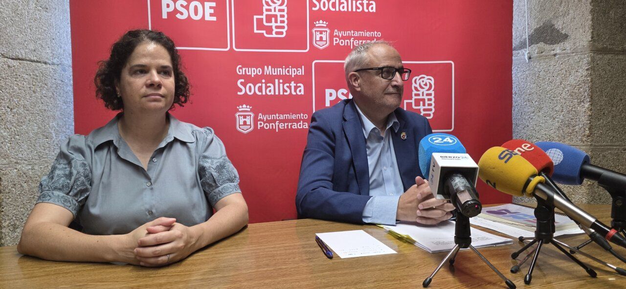 Rueda de prensa del PSOE en Ponferrada sobre déficit municipal