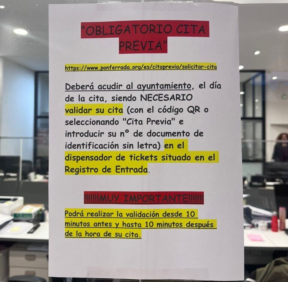 Cartel informativo sobre cita previa en el Registro municipal de Ponferrada