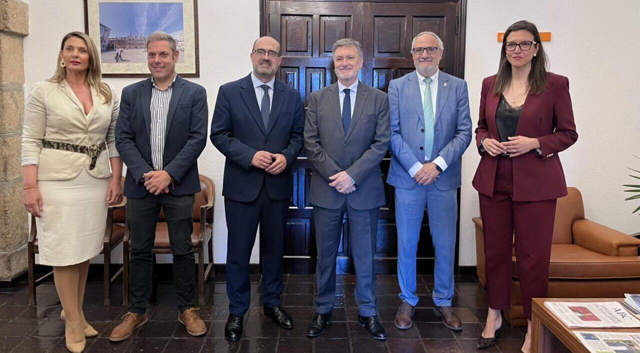 Grupo de personas en una reunión del PSOE en Ponferrada