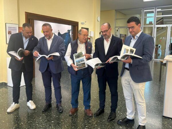 Grupo de personas revisando un libro sobre los puentes del río Sil