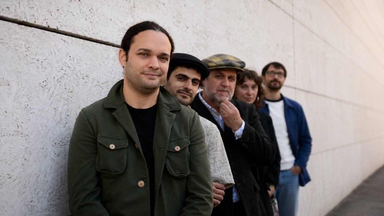 Quinteto de Mario Morla posando frente a una pared