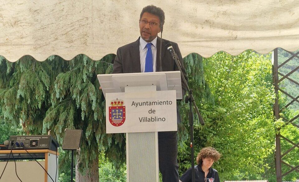 Hombre hablando en un evento sobre raíces caboverdianas en Colominas