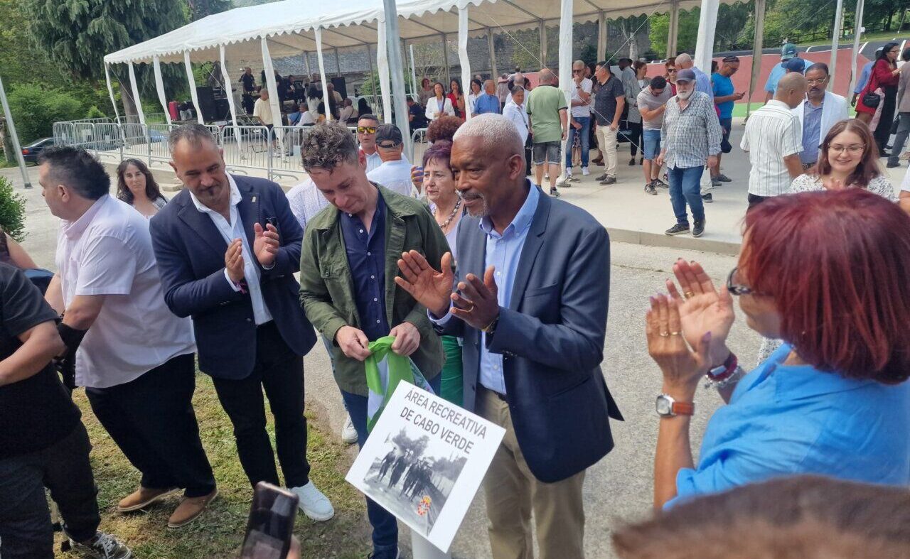 Celebración de raíces caboverdianas en Colominas con asistentes aplaudiendo