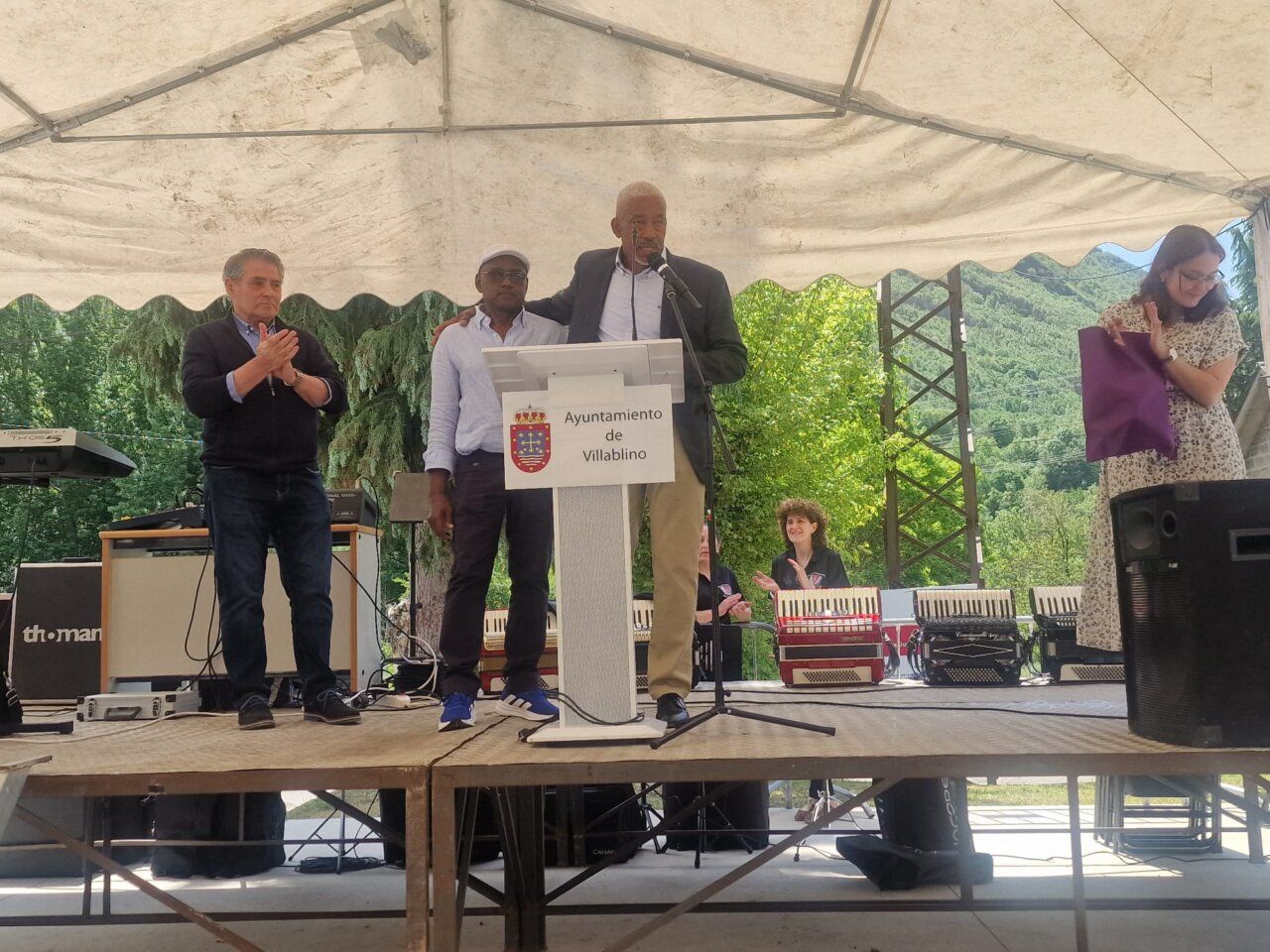 Evento de convivencia caboverdiana en Colominas con varios asistentes