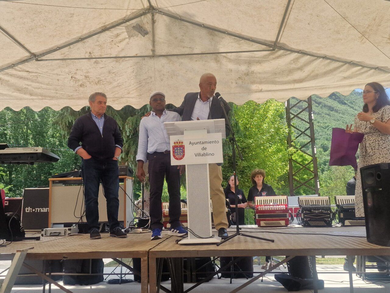 Evento de convivencia caboverdiana en Colominas con varios asistentes