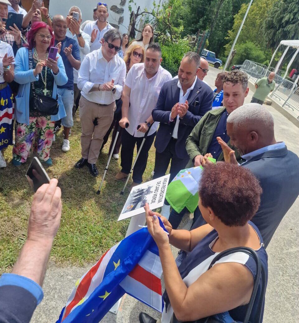 Celebración de raíces caboverdianas en Colominas con asistentes y banderas