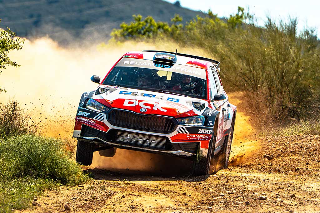 Coche de rally en acción durante el Rallye Ciudad de Pozoblanco