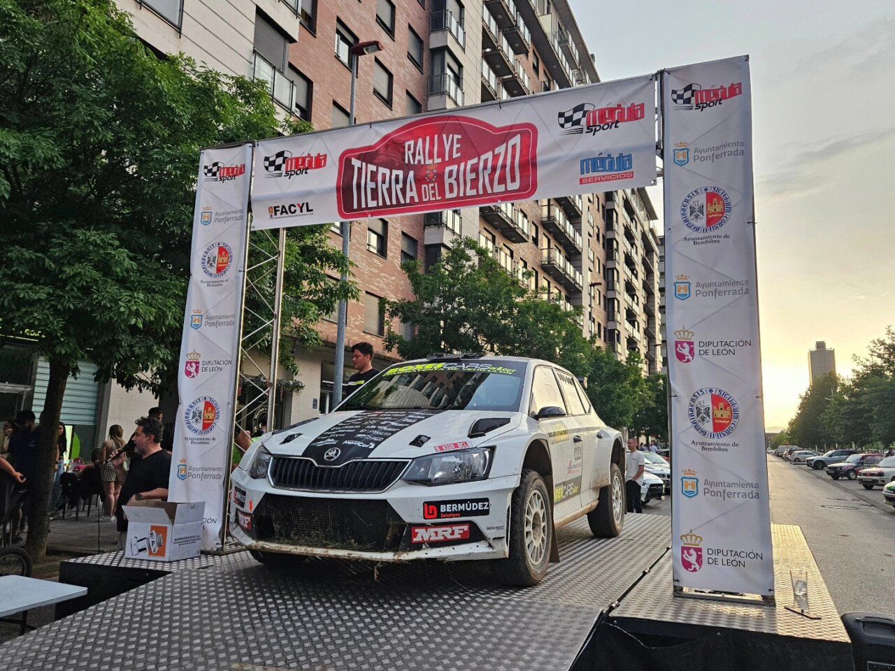 Coche de rallye en el X Rallye Tierra del Bierzo