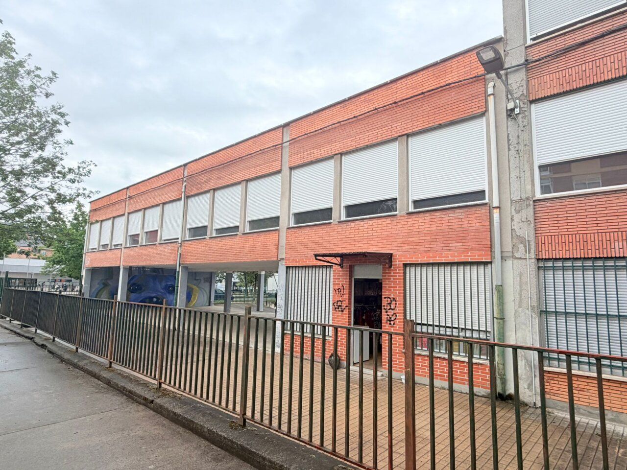 Fachada del antiguo colegio de Flores del Sil en Ponferrada