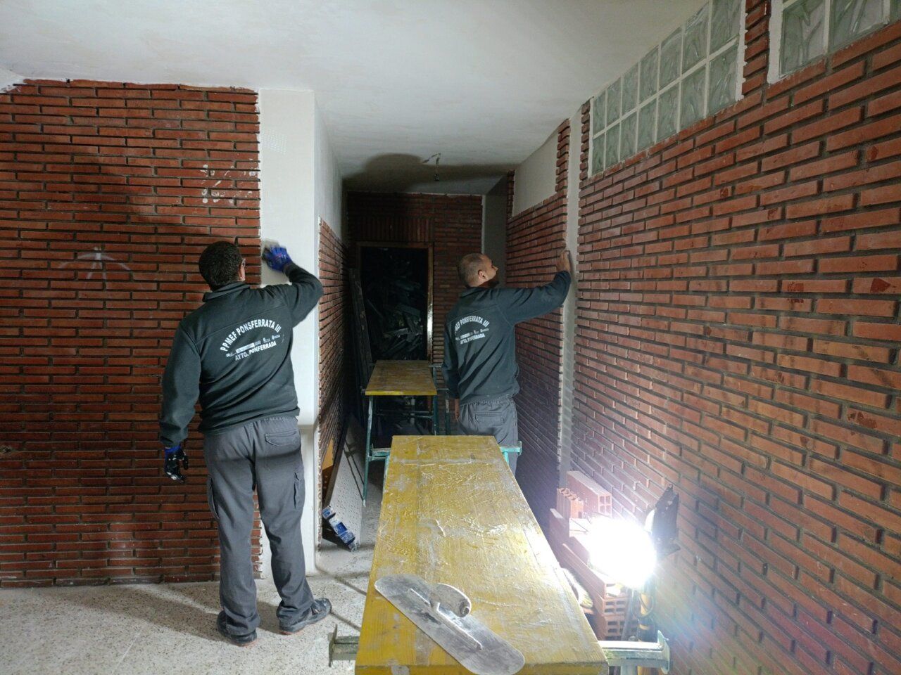 Trabajadores realizando labores de rehabilitación en un antiguo colegio