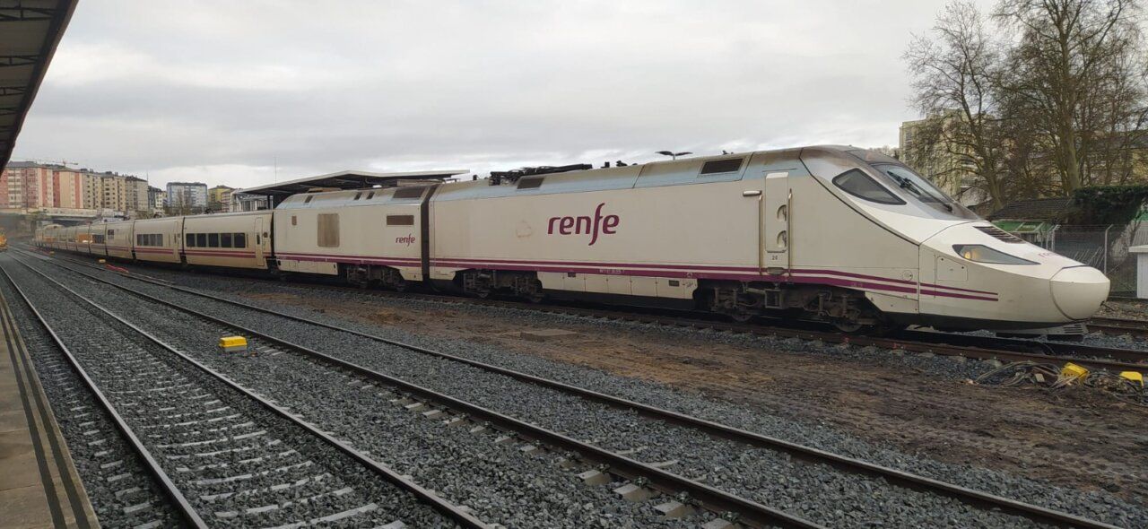 Tren Alvia de Renfe en la estación con vagones visibles