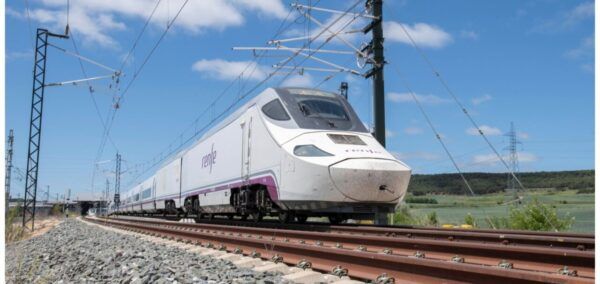 Tren Alvia de Renfe circulando por las vías en un día soleado