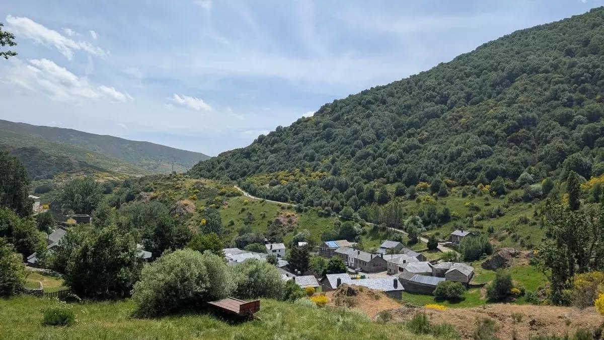 Vista panorámica de un paisaje montañoso con un pueblo en la base
