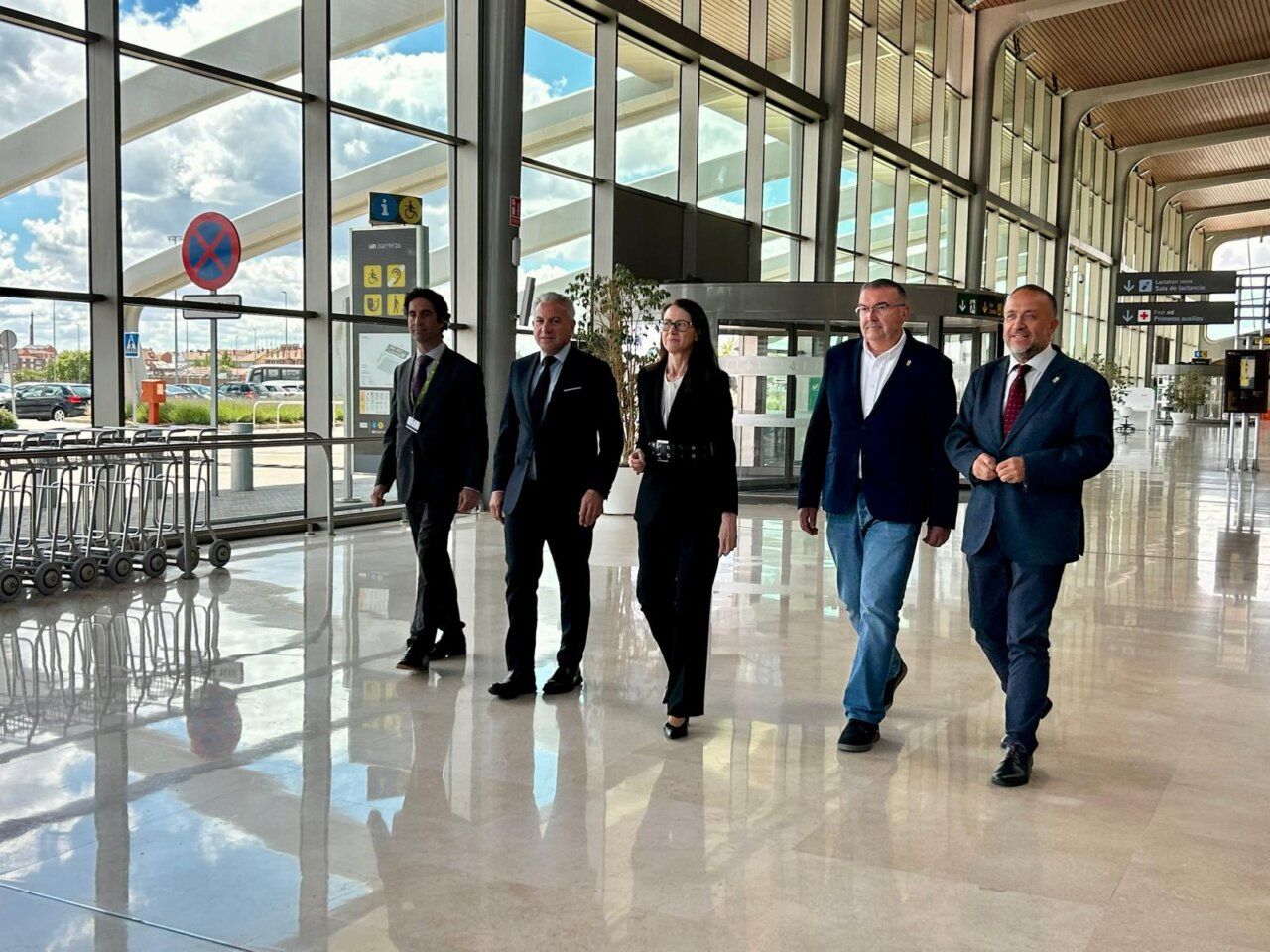 Grupo de personas caminando en la terminal del aeropuerto de León