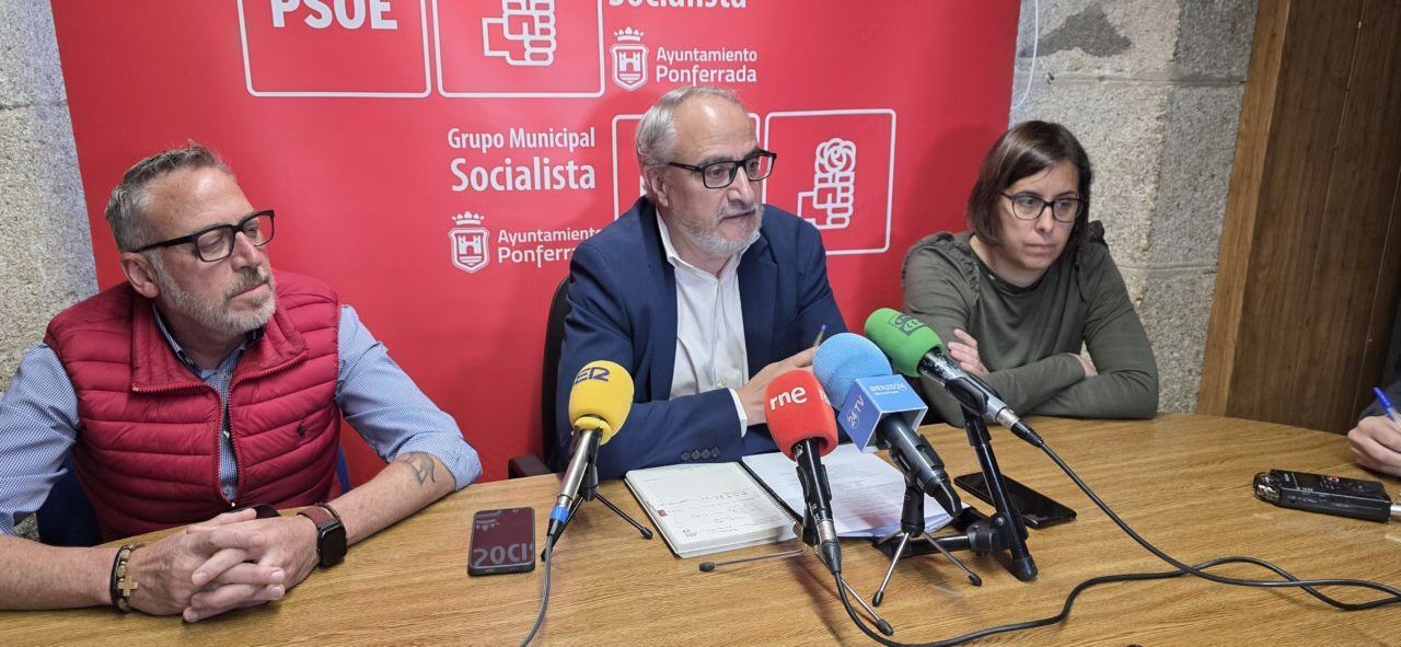 Rueda de prensa del PSOE en Ponferrada con varios ponentes