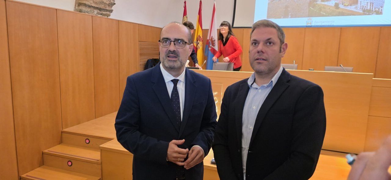 Rueda de prensa sobre turismo con alcalde y concejal