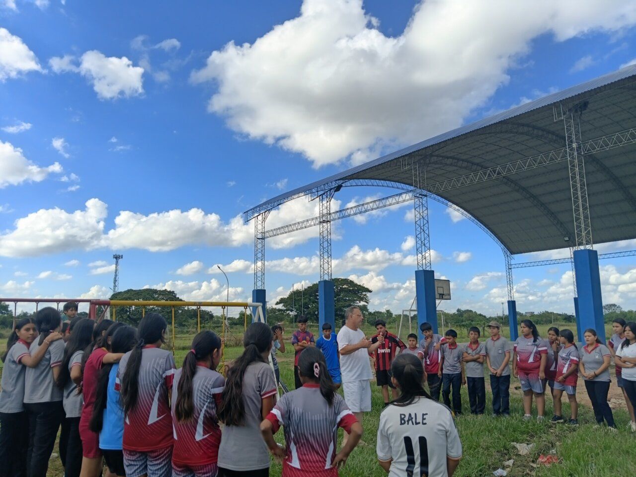 Reunión de niños y jóvenes en un evento motero solidario