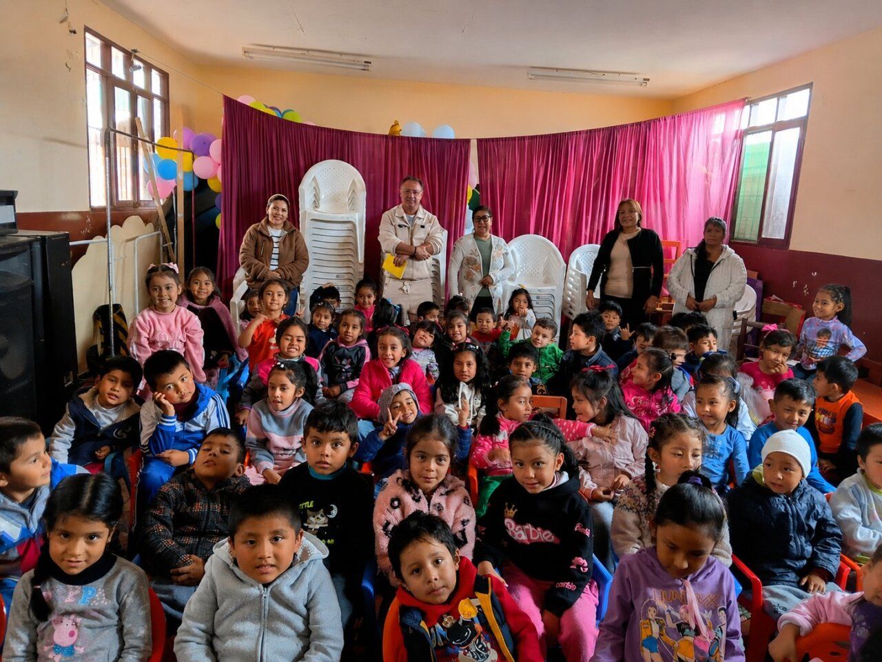Grupo de niños en un evento solidario en Bolivia
