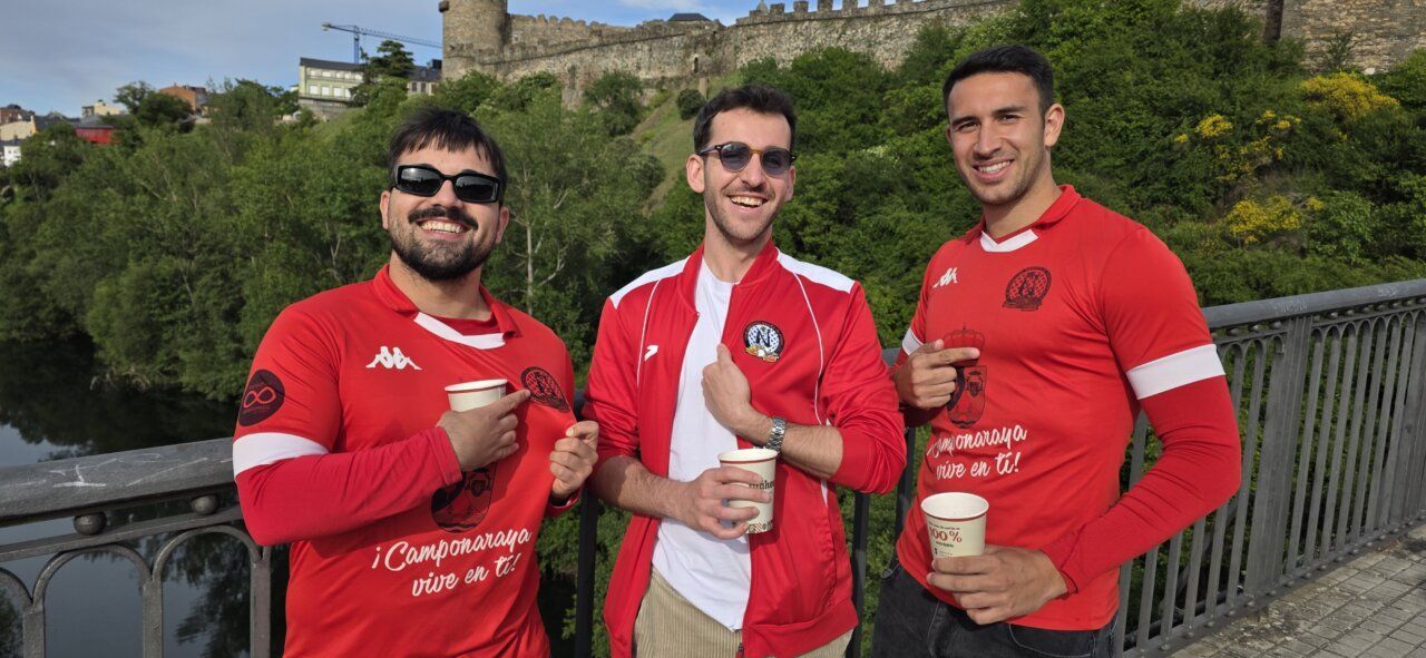 Tres jóvenes sonrientes en la Ruta Universitaria Musicamino en Ponferrada