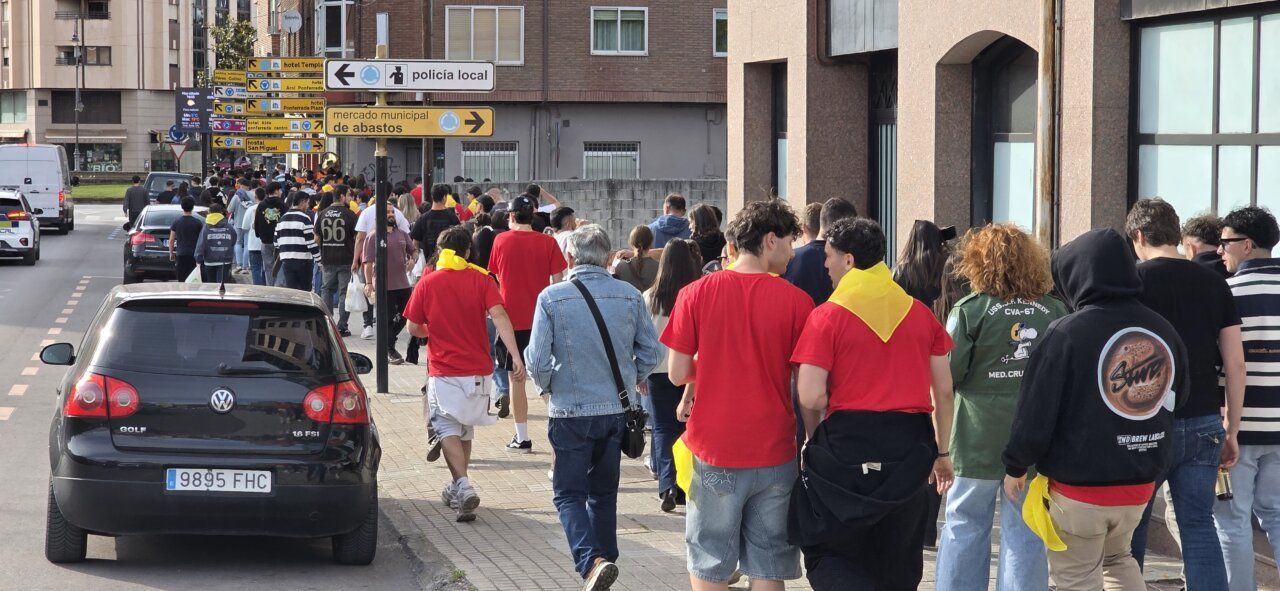 Grupo de jóvenes caminando en la I Ruta Universitaria Musicamino en Ponferrada