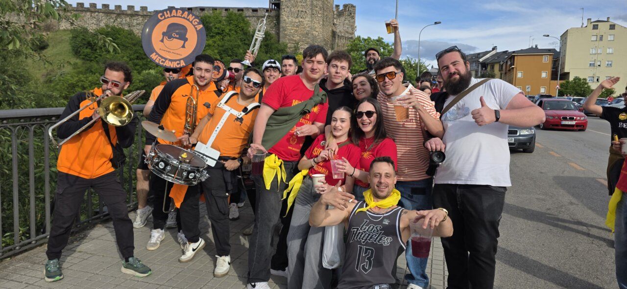 Grupo de personas disfrutando en la I Ruta Universitaria Musicamino en Ponferrada