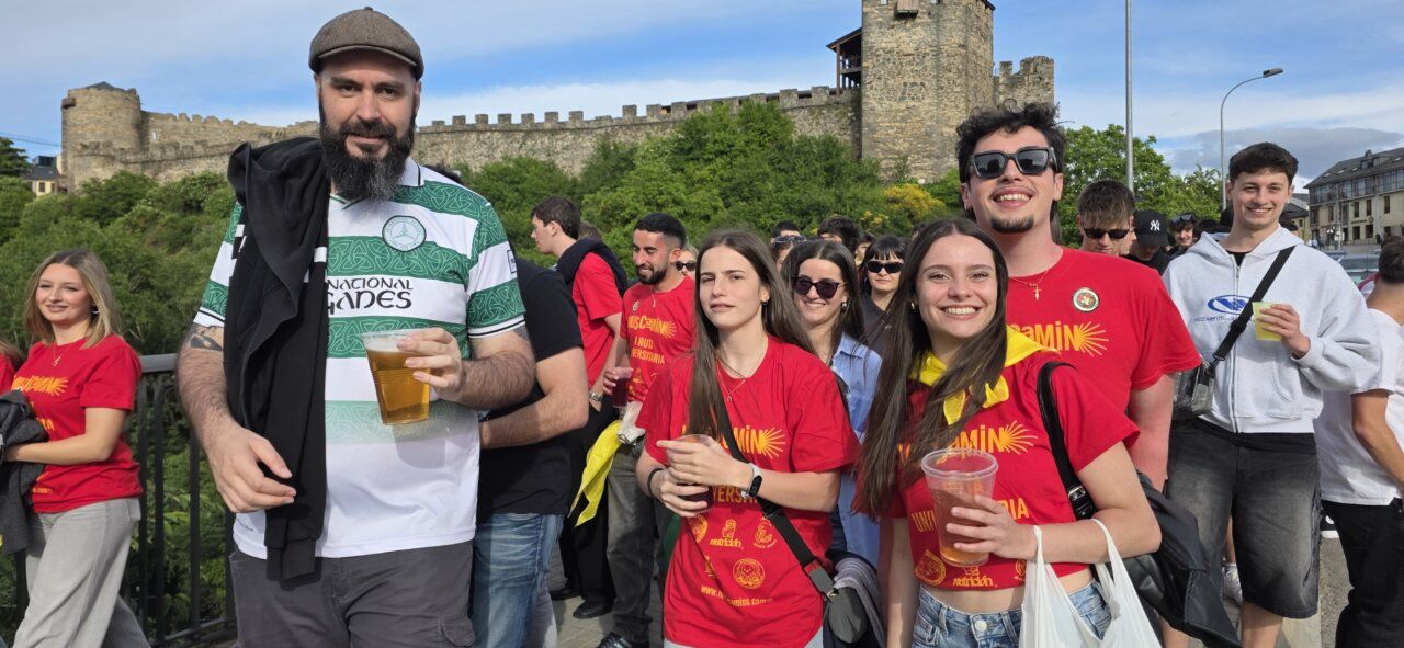 Grupo de jóvenes disfrutando en la I Ruta Universitaria Musicamino en Ponferrada.