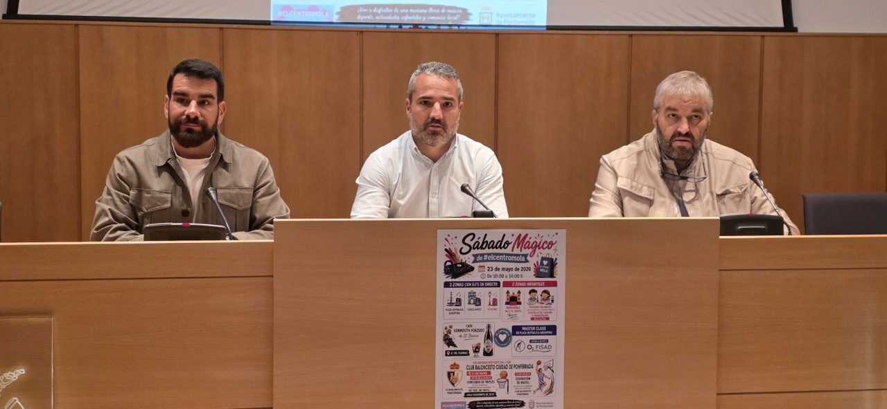 Tres hombres en una mesa durante un evento de Sábado Mágico