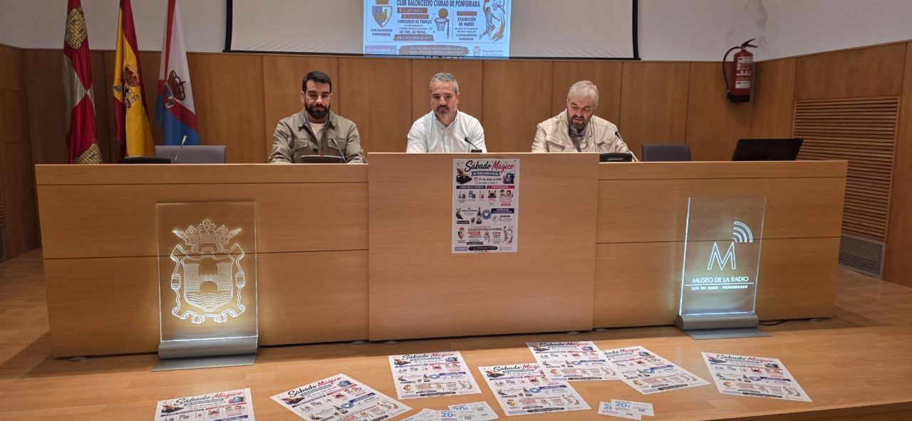 Tres hombres en una mesa durante el evento Sábado Mágico en el museo