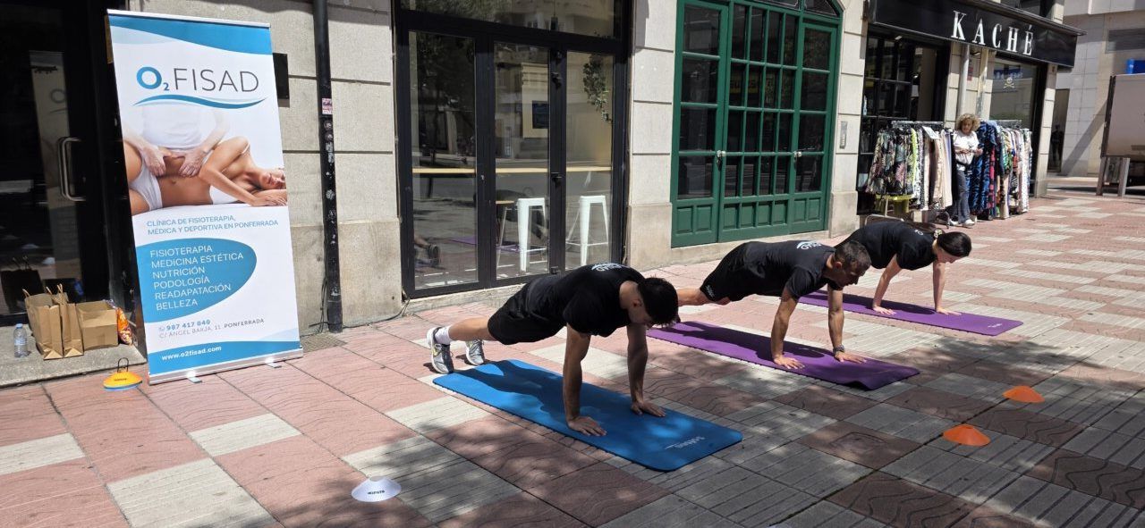 Participantes en una master class de ejercicio al aire libre en Ponferrada