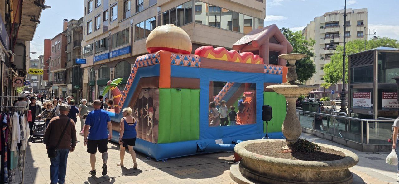 Gente disfrutando de actividades en el Sábado Mágico en Ponferrada