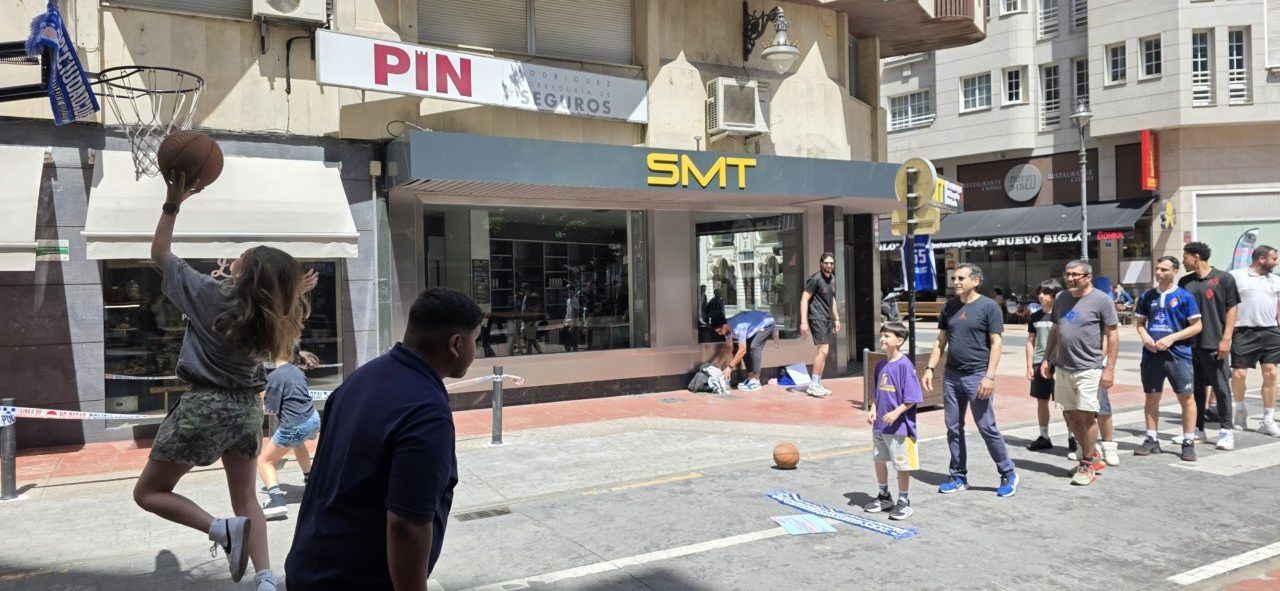 Niña lanzando una canasta de baloncesto en Ponferrada