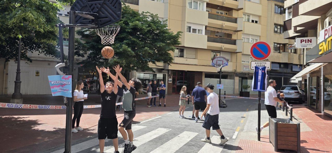 Jugadores de baloncesto compitiendo en el centro de Ponferrada