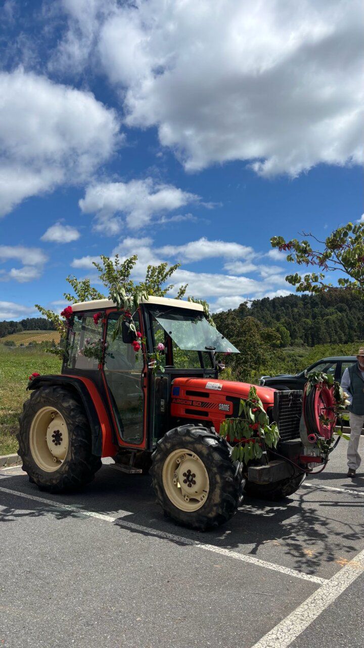 Tractor decorado con flores en la festividad de San Isidro en Arganza