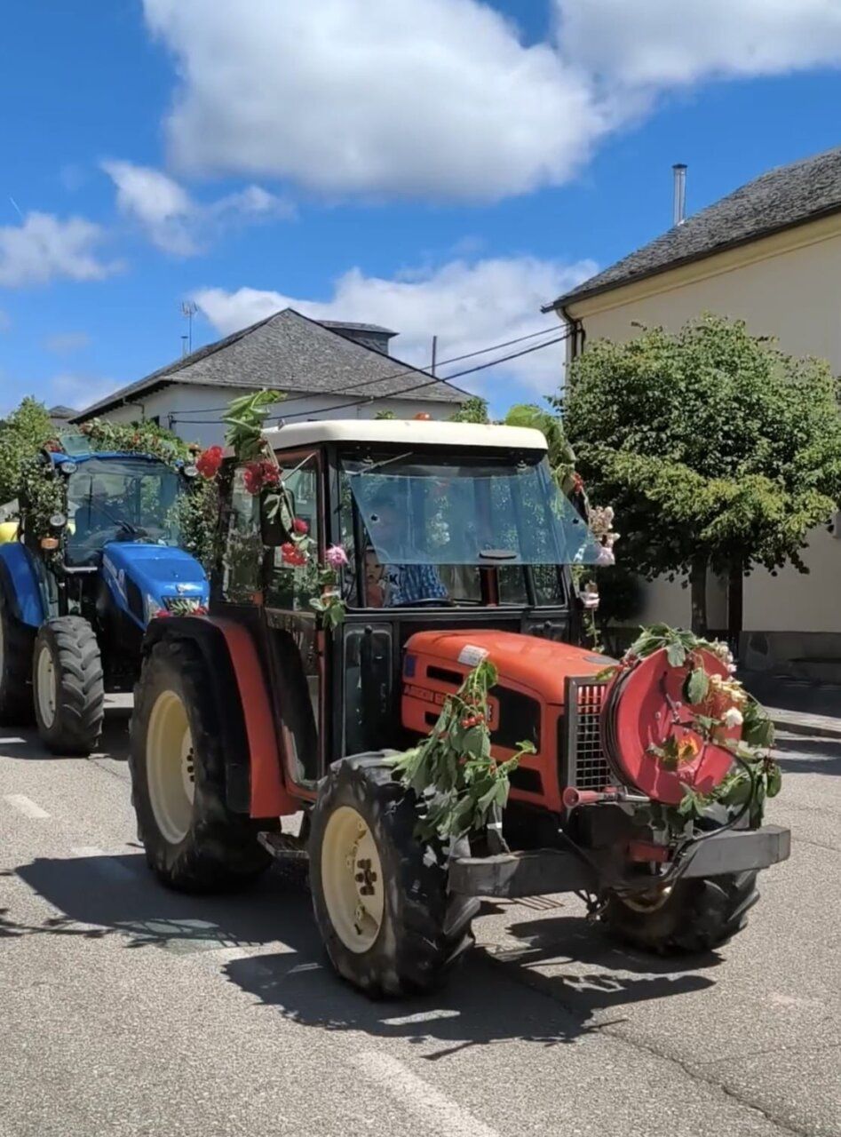 Tractores decorados durante la festividad de San Isidro en Arganza
