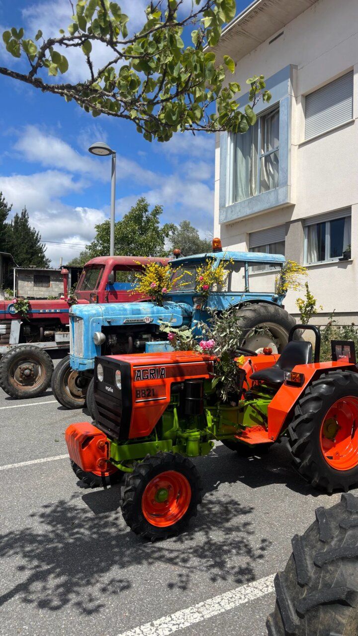 Tractor decorado en la festividad de San Isidro en Arganza