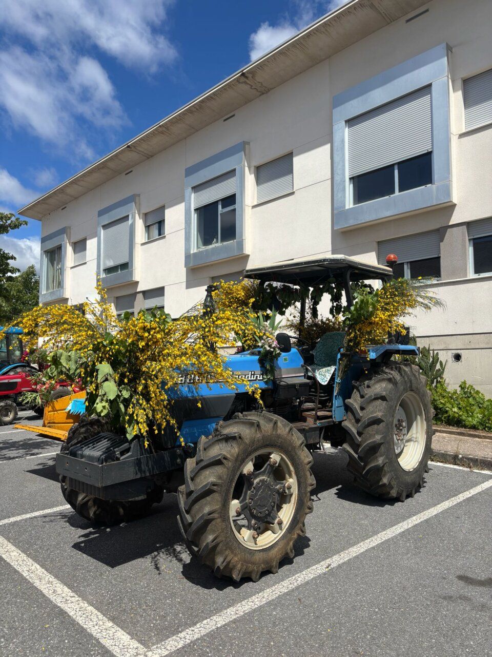 Tractor decorado con flores durante la festividad de San Isidro en Arganza