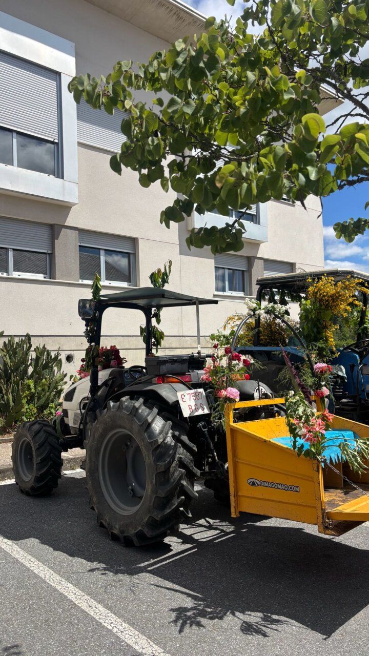 Tractor decorado en la festividad de San Isidro en Arganza