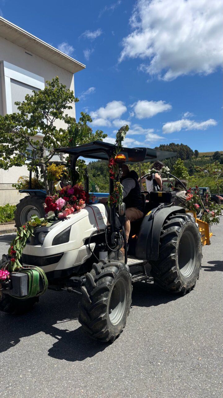 Tractor decorado con flores durante la festividad de San Isidro en Arganza